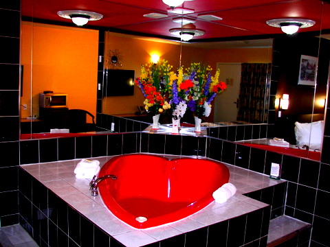 tub shaped heart niagara rooms jaccuzzi smoking suite falls